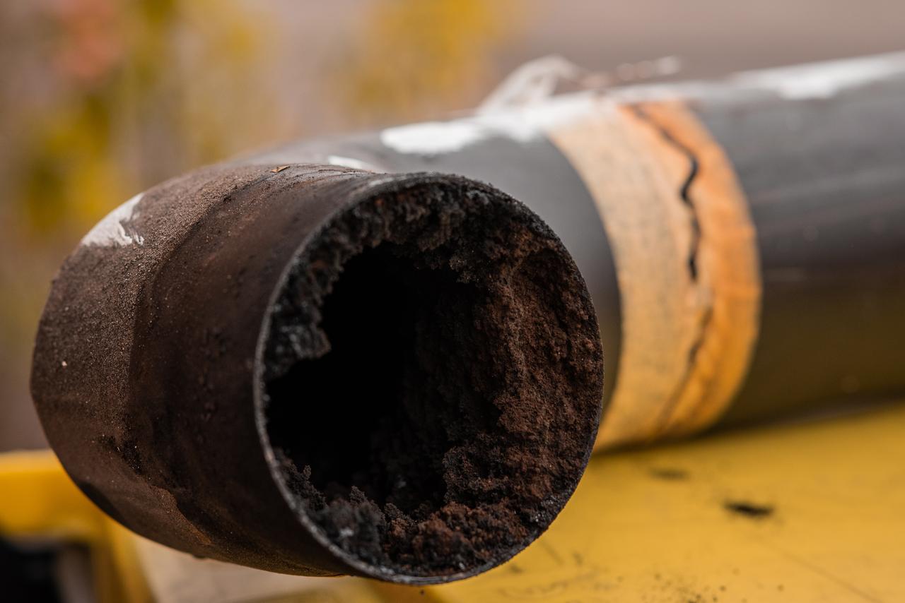 Residue or thick layer of soot after a poor combustion in a fireplace, layered on the inner part of a chimney pipe or smokestack. Dangerous situation for fire, fire hazard.